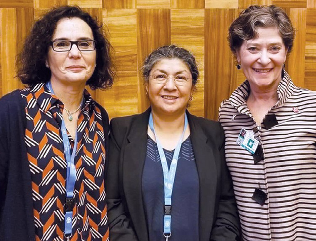 (De gauche à droite) Collègue représentant le peuple mapuche au Chili et en Argentine, l'ambassadrice Apo Weken et l'ombudsman Sheri Meyerhoffer