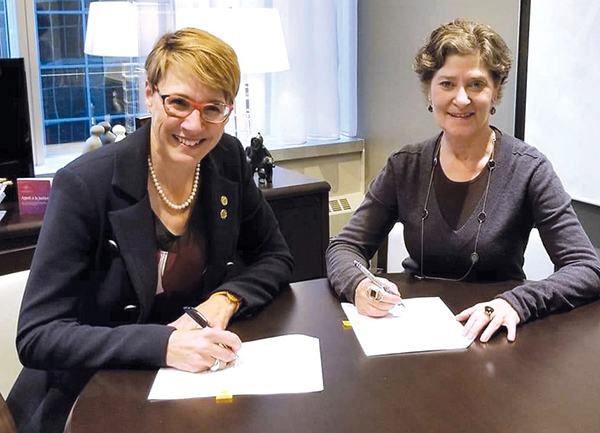 (De gauche à droite) La présidente de la Commission canadienne des droits de la personne Marie Claude Landry et l'ombudsman Sheri Meyerhoffer