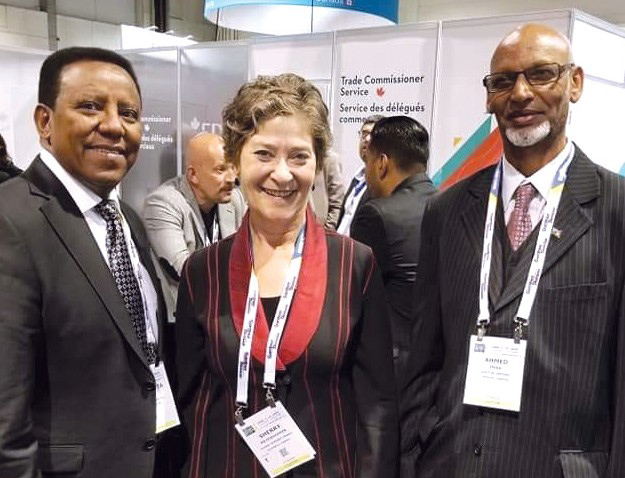De gauche à droite) Mulugheta Kusman, consul honoraire du Canada en Érythrée, l'ombudsman Sheri Meyerhoffer et Ahmed Iman, consulat général d'Érythrée à Toronto